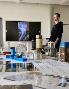 Schüler bei der Präsentation einer facharbeit